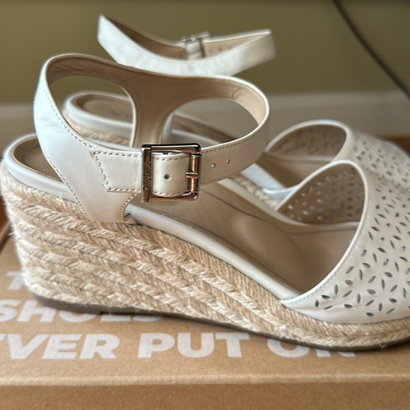 Vionic Wedge Sandals Size 10 - Picture 4 of 6